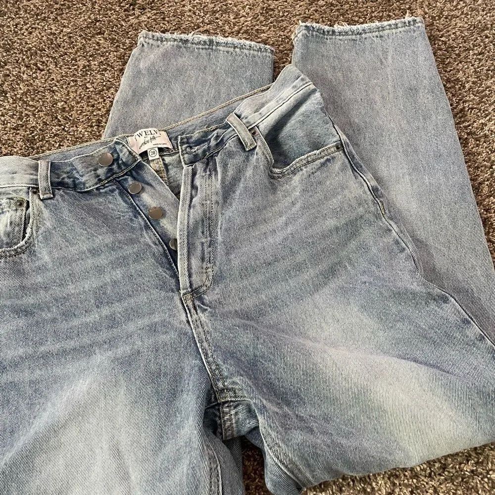 Womens high waisted distressed boyfriend jeans. Size 28. Never worn. - Picture 5 of 5